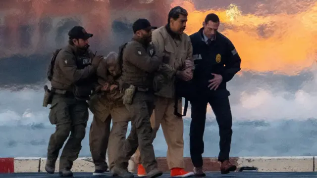 الرئيس الفنزويلي السابق نيكولاس مادورو وزوجته سيليا فلوريس يُقتادان إلى محكمة دانيال باتريك موينيهان الفيدرالية في مانهاتن للمثول أمامها في جلسة أولية لمواجهة اتهامات فيدرالية أمريكية تشمل الإرهاب المرتبط بالمخدرات، والتآمر، والاتجار بالمخدرات، وغسل الأموال، وغيرها، وذلك في مهبط طائرات الهليكوبتر بوسط مانهاتن، مدينة نيويورك، الولايات المتحدة، في 5 يناير/كانون الثاني 2026.