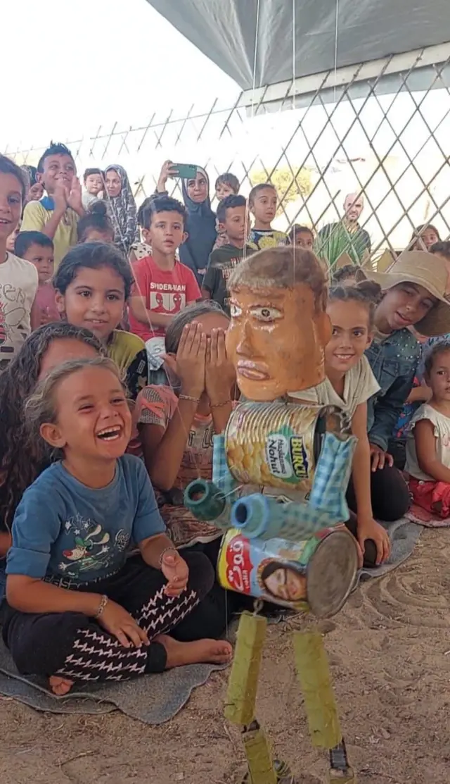 Les enfants de Gaza s'amusent avec un spectacle de marionnettes