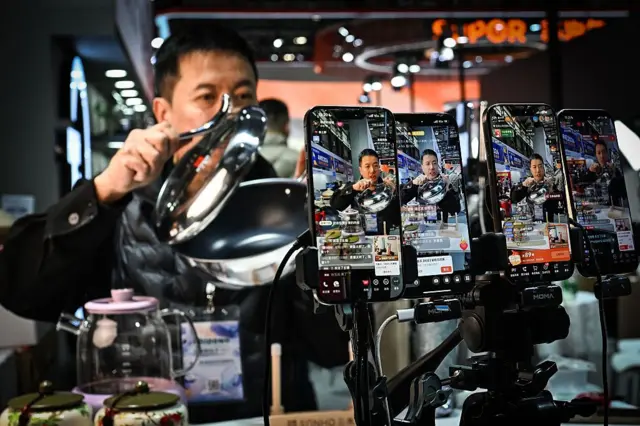 2026年3月12日，在中國上海新國際博覽中心（SNIEC）舉辦的2026年中國家電及消費電子博覽會（AWE2026）期間，一名男子在多支正進行直播錄製的手機前進行直播帶貨。