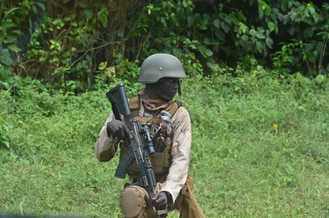 Ọmọ ogun tó gbé ìbọn dání nínú igbó