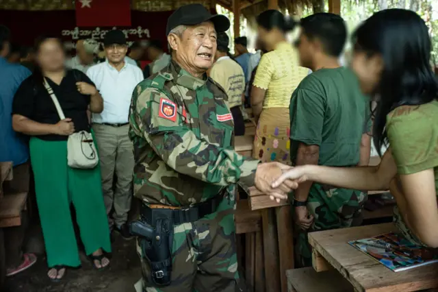 NUG ယာယီသမ္မတ ဒူဝါလရှီးလနဲ့ ပြည်ထောင်စုဝန်ကြီး ဒေါက်တာဇော်ဝေစိုးကို အတူတွေ့ရစဉ် 