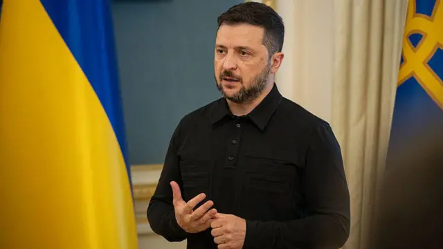 Зеленський в офісі на тлі прапору України під час розмови з журналістами