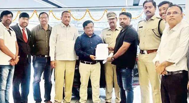 వాహనదారుడికి రిజిస్ట్రేషన్ పత్రాన్ని అందిస్తున్న రవాణా శాఖ అధికారులు