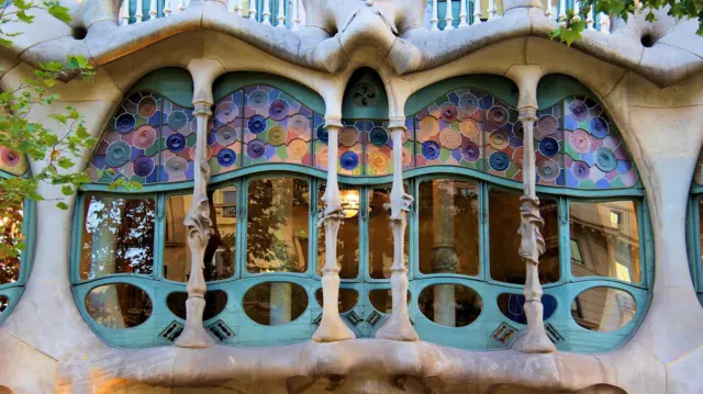 Um close da janela multicolorida da Casa Batlló, outro projeto de Gaudí