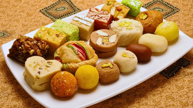 ભારતમાં તહેવારો સમયે પરંપરાગત મીઠાઈઓ ખાવાનું અનેરું મહત્ત્વ 