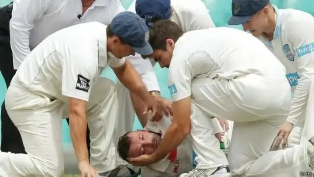 ஆஸ்திரேலிய கிரிக்கெட் வீரர் பிலிப் ஹியூஸ் , 2014-ஆம் ஆண்டு  பேட்டிங் செய்யும் போது கழுத்தில் பந்து தாக்கியதில் இறந்தார் .