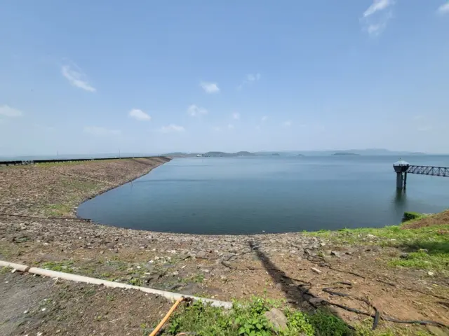 ઉકાઈ ડેમ હોવા છતાં ઘણાં વિસ્તારોમાં પાણીની મોટી સમસ્યા છે 