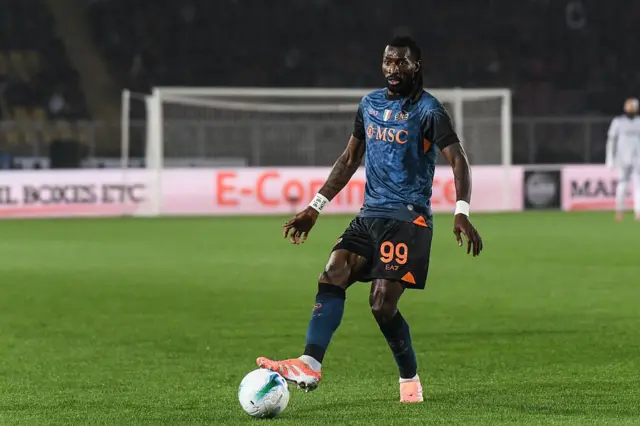 André-Frank Zambo Anguissa, du SSC Napoli, en action lors du match de Serie A entre l'US Lecce et le SSC Napoli au Stadio Via del Mare, le 28 octobre 2025 à Lecce, en Italie.