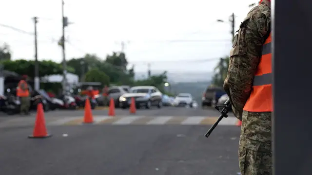 Soldado patrulhando via em San Salvador