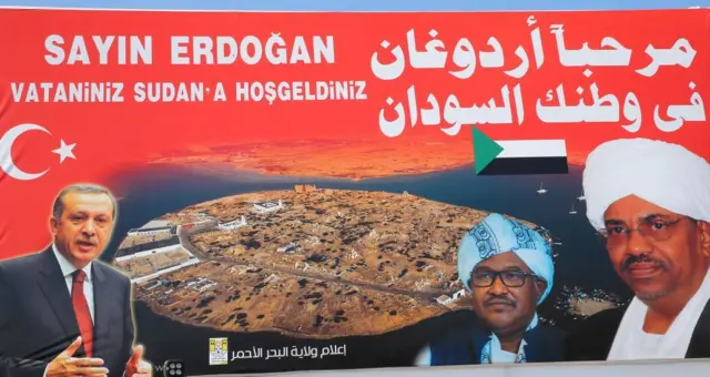 Solda Erdoğan, sağda Ömer el-Beşir ve ortada Suvakin Adası'nın olduğu bir poster. Üzerinde 