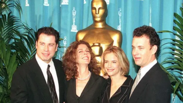 ফরেস্ট গাম্প সিনেমায় অভিনয়ের জন্য ৬৭তম অস্কারে সেরা অভিনেতার পুরষ্কার পান টম হ্যাঙ্কস (ডানে)