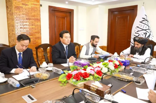 ملا عبد الغني برادر د چینایي اېم سي سي شرکت عمومي مشر وانګ جیکینګ سره 