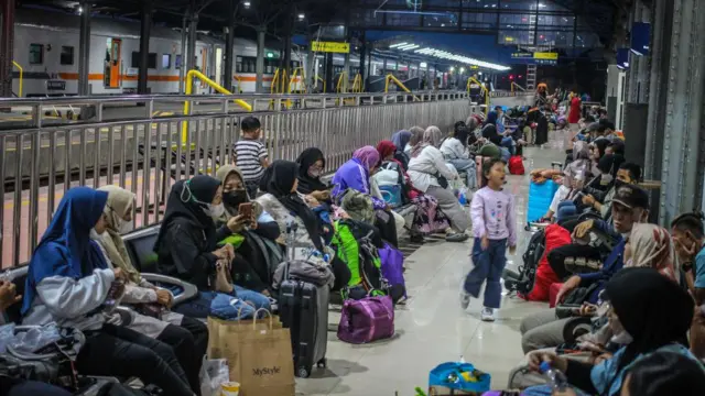 Terlihat kepadatan di stasiun kereta Poncol, Semarang, Jawa Tengah, Minggu (16/04).