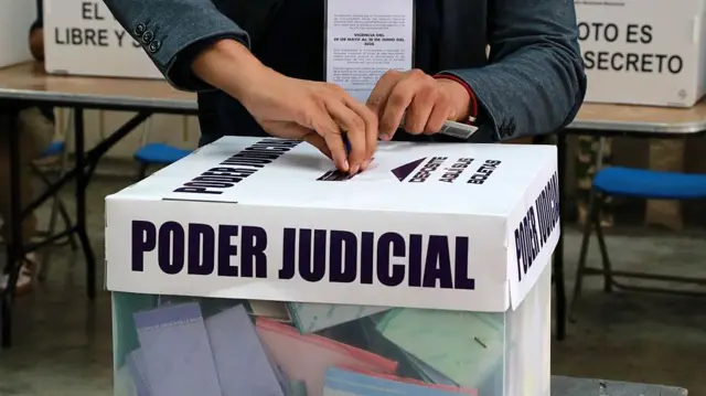 Un hombre emite su voto en una casilla electoral especial durante las elecciones para el Poder Judicial en la Alcaldía Tlalpan, Ciudad de México, el 1 de junio de 2025.