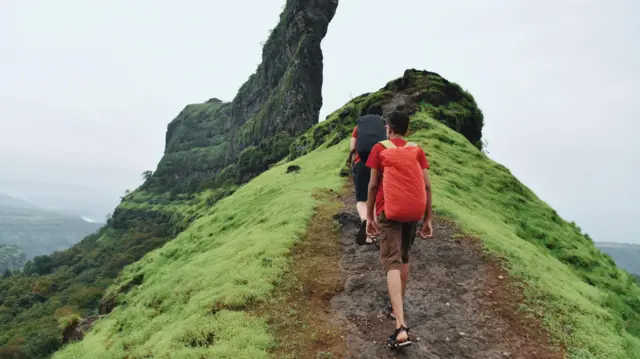 ट्रेकिंग