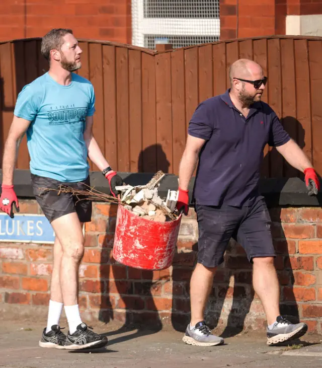 අඅපිරිසිදු කිරීම් හා අලුත්වැඩියා කටයුතුවලට ජනතාව සහය වු අයුරු