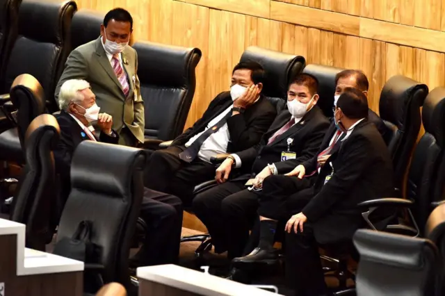 ร.อ. ธรรมนัส พรหมเผ่า เลขาธิการ พปชร. นั่งกลางวงพูดคุยกับหัวหน้าพรรคการเมืองเล็กหลังห้องประชุมสภา เมื่อ 31 ส.ค. 2564 ก่อนเกิดกระแสข่าวเรื่องความเคลื่อนไหวในการโหวตล้มนายกฯ