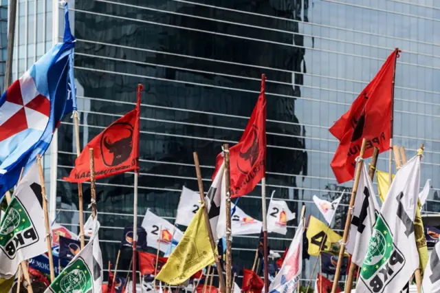 Bendera berbagai partai politik yang dipasang di sepanjang jalan di Jakarta pada Pilpres 2024 lalu.