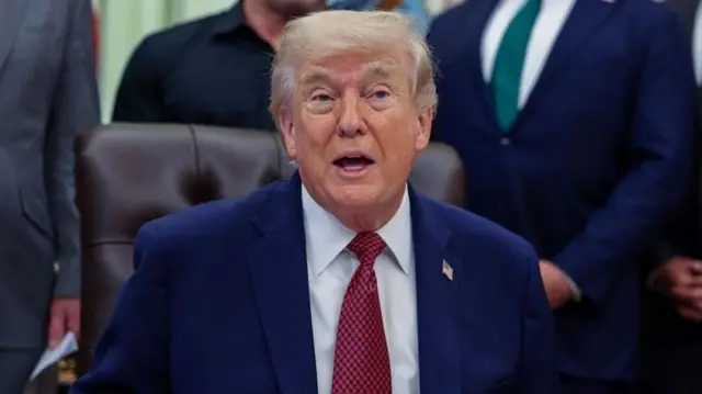 डोनाल्ड ट्रंप 