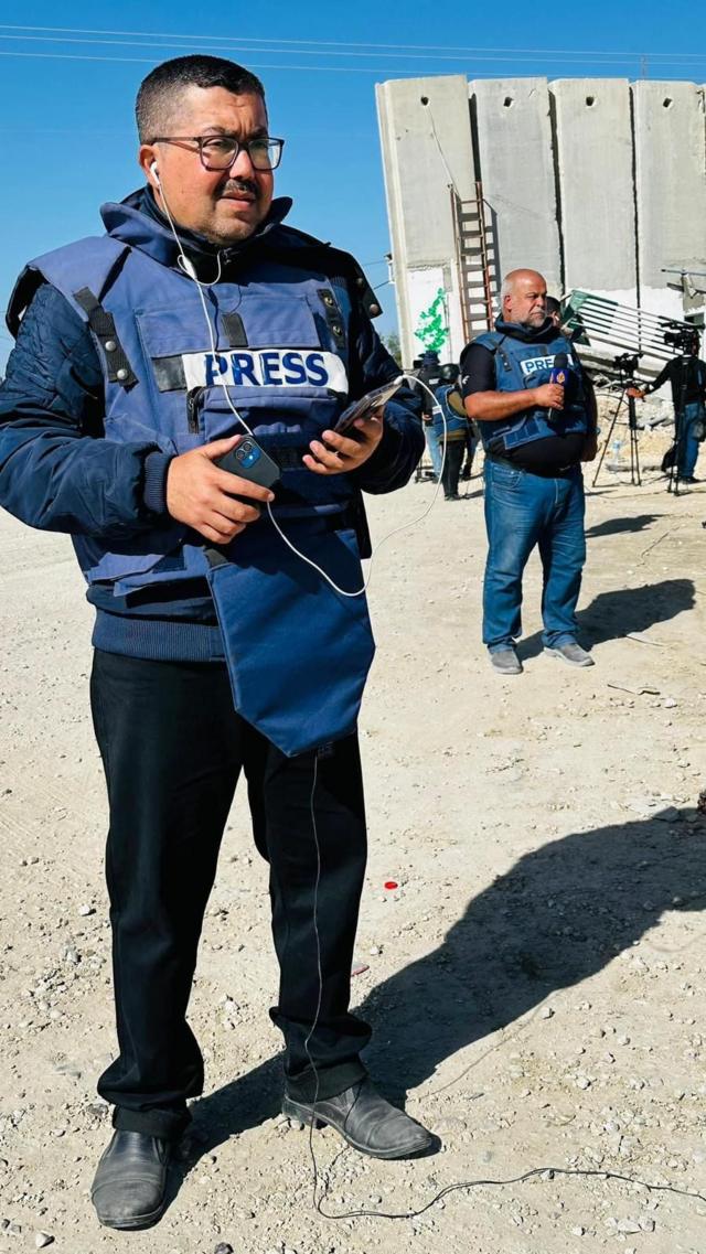 عدنان يظهر بجانبه صديقه وائل الدحدوح أثناء التغطية الإخبارية على الجانب الفلسطيني لمعبر رفح