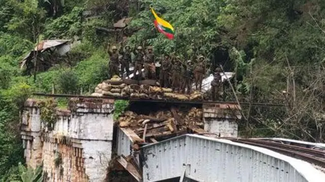 သြဂုတ် ၂၉ ရက်မှာ ဂုတ်ထိပ်တံတားကို ထိန်းချုပ်နိုင်ပြီလို့ စစ်ကော်မရှင်က တံတားထိပ်က စစ်သားတွေပုံနဲ့ ထုတ်ပြန်လာ