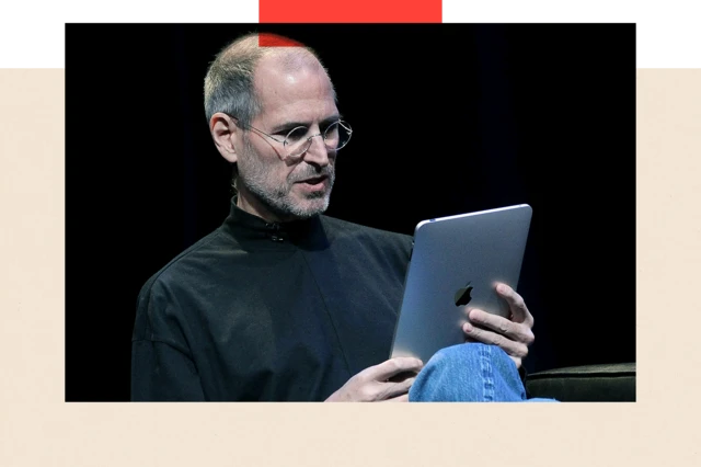 Steve Jobs avec un iPad en main