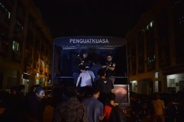 မလေးရှားလူဝင်မှုကြီးကြပ်ရေးက ဝင်စီးပြီး ဖမ်းဆီးခံရသူတွေ