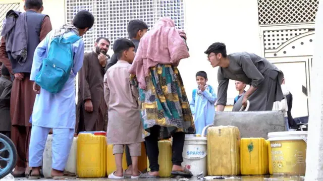 با افزایش جمعیت و کاهش شدید سطح آب زیرزمینی، چاه‌های عمیق کابل یکی پس از دیگری خشک می‌شوند.