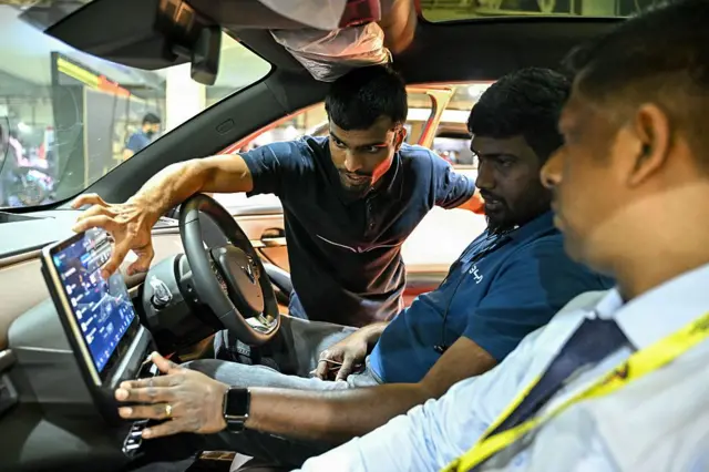 Khách tham quan xem nội thất của xe điện VinFast VF6 tại Triển lãm Ô tô Quốc tế lần thứ 4 năm 2025 diễn ra tại Palace Grounds ở Bengaluru, Ấn Độ, vào ngày 14/11/2025