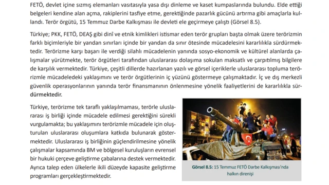 12. Sınıf İnkılap Tarihi ve Atatürkçülük kitabında, 15 Temmuz'un anlatıldığı bir sayfa. Sayfada yazılar var. Küçük bir fotoğrafta ise 15 Temmuz gecesi tankın üstüne çıkmış insanlar görülüyor. 
