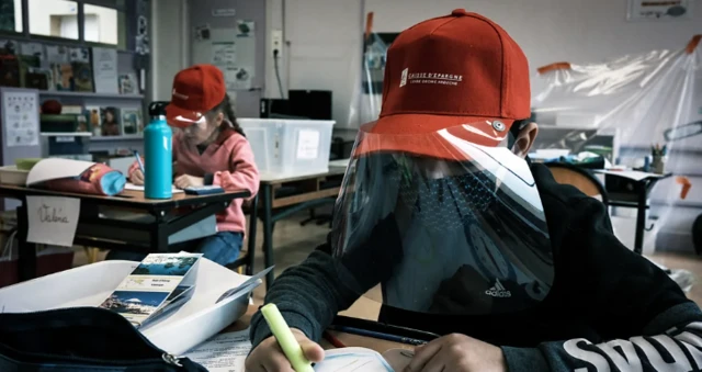 孩子戴着防疫帽上课