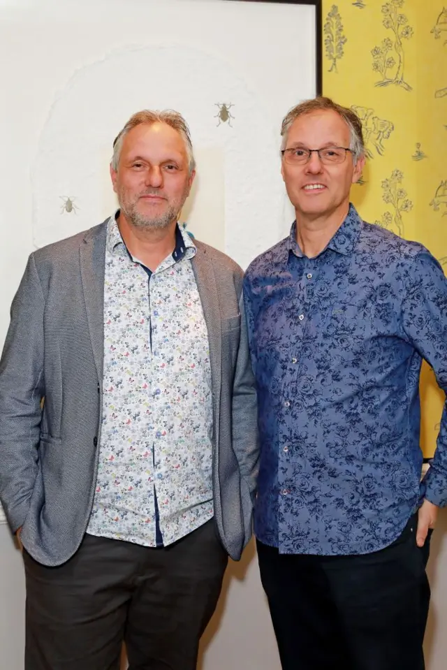 Marcus (à esq) e Alex Lewis na pré-estreia do documentário 'Tell Me Who I Am' no Covent Garden Hotel em novembro de 2019 em Londres 