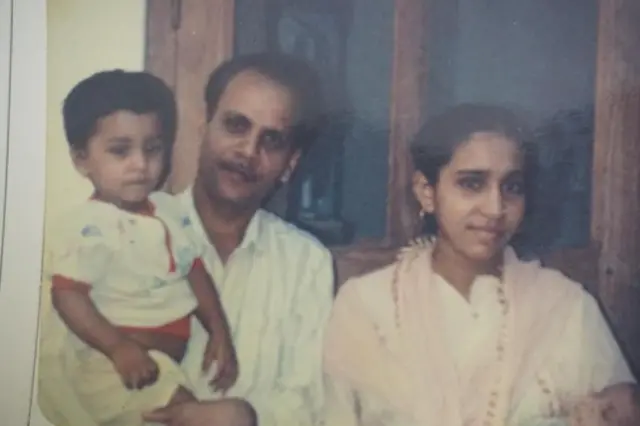 नफीस अहमद (वडील) आणि फातिमा नफीस (आई), नजीबसोबत.