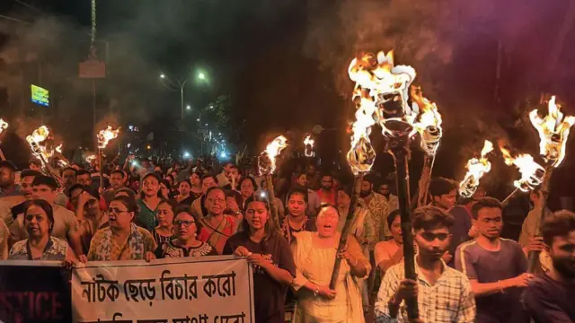 యువ వైద్యురాలిపై జరిగిన అత్యాచారం, హత్యను నిరసిస్తూ ‘ది నైట్ ఈజ్ ఆల్సో అవర్స్’ అనే పేరుతో నిరసనల్లో పాల్గొన్న వైద్య సిబ్బంది, కార్యకర్తలు, పౌరులు