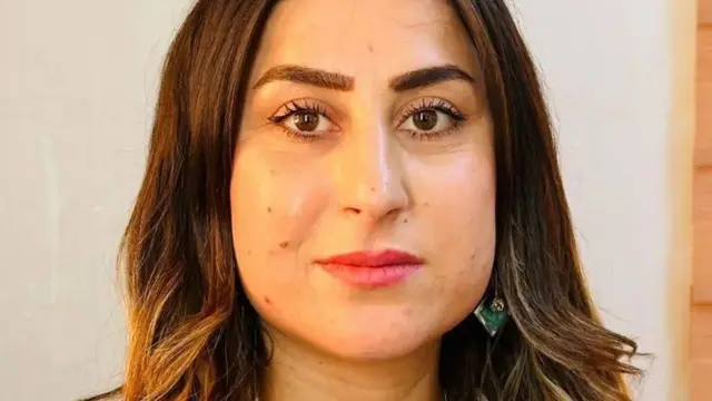 Si ka duwan gabadhaha kale Amira walaalaheed lama kufsan, ayay tiri, sababtoo ah xilligaas waa la guursaday oo waxay ahaayeen xaasas.