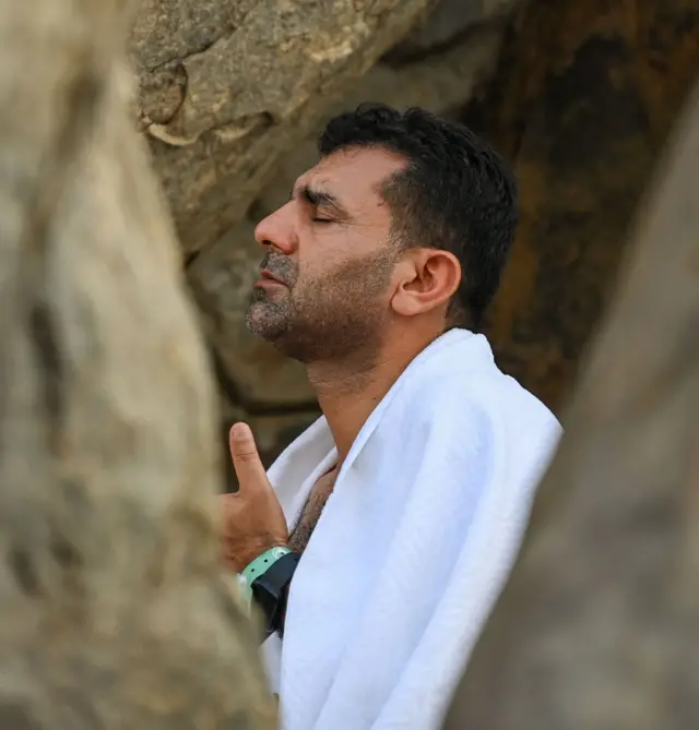 حاج يصلي على جبل عرفات في يوم عرفة