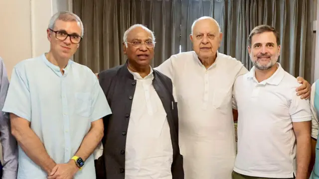 नेशनल कॉन्फ्रेंस के फ़ारूक़ अब्दुल्ला और उमर अब्दुल्ला, कांग्रेस नेता राहुल गांधी और मल्लिकार्जुन खड़गे के साथ