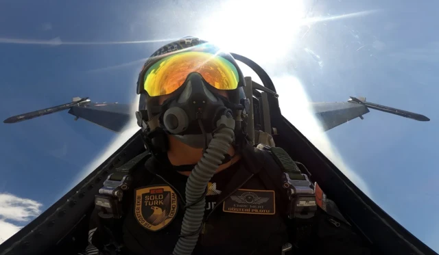 Un pilote de F-16 en plein vol