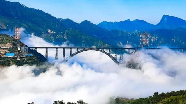 रियासी आणि संगलदान यांच्या दरम्यानचा चिनाब नदीवरीचा 1.3 किलोमीटर लांबीच्या पूल.