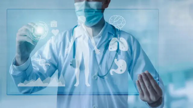 fütüristik bir ekranda insan anatomisi ve organlarına düzenleme yapan maskeli ve beyaz önlüklü bir hekim illüstrasyonu