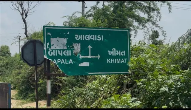 अलवाडा गावातील दलित समुदायाचे लोक केस कापण्यासाठी 30 किलोमीटर अंतरावरील धनेरा गावात जायचे