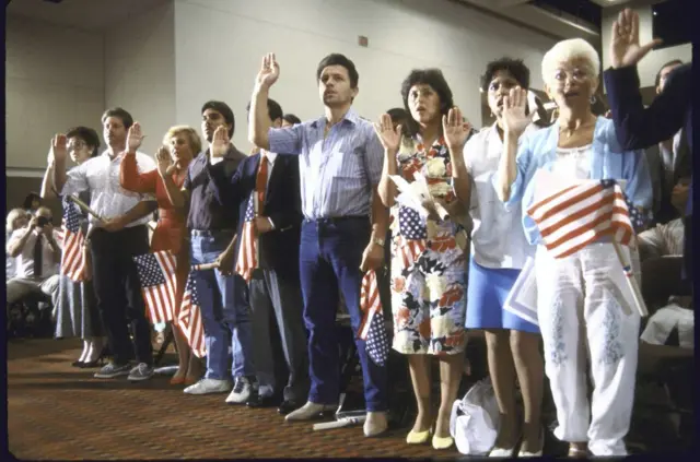 યુએસનું નાગરિકત્વ મેળવ્યા બાદ શપથ લઈ રહેલા લોકોની ફાઇલ તસવીર