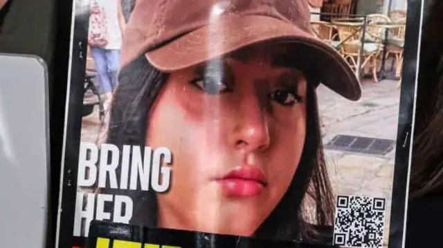 शनिवार को लिरी अलबाग़ के परिजनों ने तेल अवीव में उनकी तस्वीर हाथों में लेकर विरोध प्रदर्शन किया