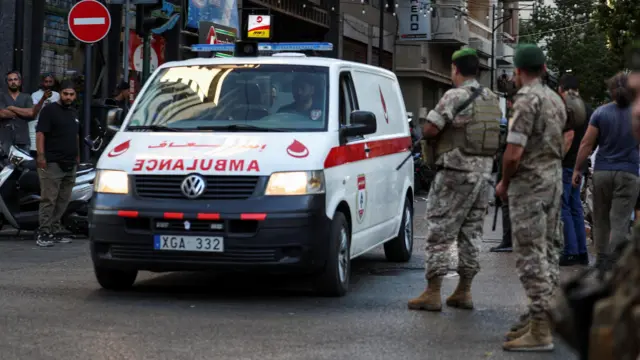 Ambulâncias e forçasestrela 8 pontassegurança se multiplicaram pelas ruasestrela 8 pontasBeirute nesta terça-feira.



