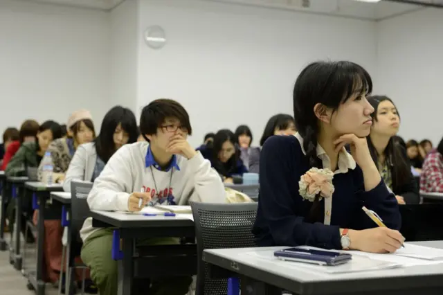 Estudantes japoneses em sala de aula.