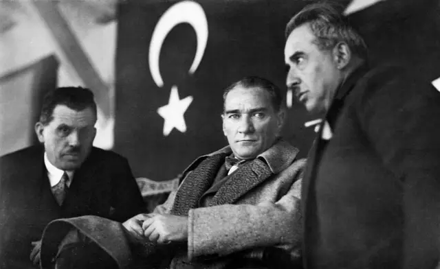 Mustafa Kemal Atatürk (tengah).