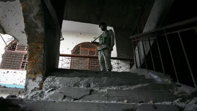 લાલ મસ્જિદમાં સૈન્યકાર્યવાહી પછી તૈનાત સુરક્ષાકર્મીની તસવીર 