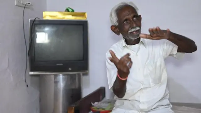 जागेश्वर प्रसाद अवधिया बोलत असताना कधीकधी मध्येच शांत होतात. जणू काही ते वर्षानुवर्षे दुःखावर मात करण्याचा प्रयत्न करत आहेत.