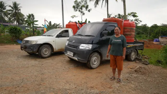 Lina Ekawati menjual air untuk MCK (mandi cuci kakus) seharga Rp15.000 per tandon.