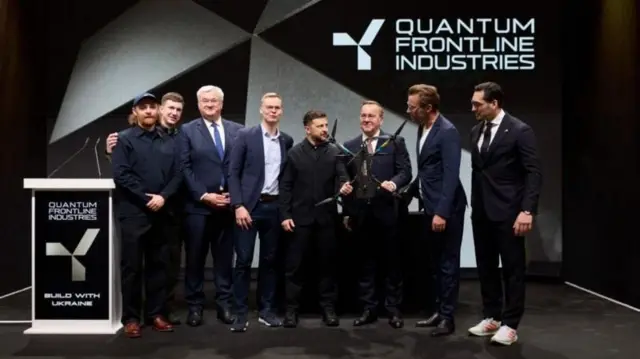 Зеленський і українська делегація на сцені